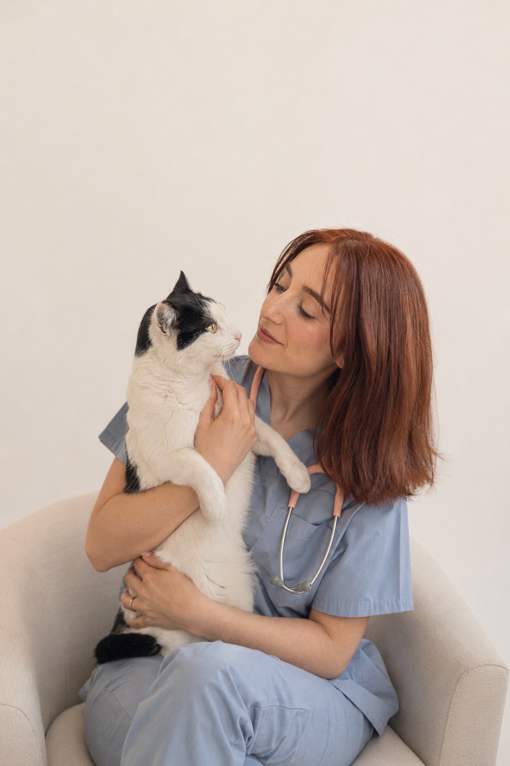 La Dra. Carmen Vílchez con un gato.